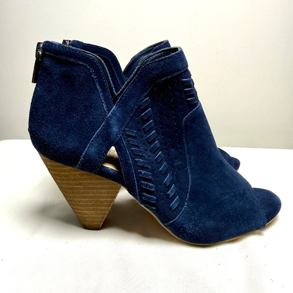 Vince Camuto Ebelin Navy Suede Peep Toe Booties Size 7 Laser Cut Block Heel